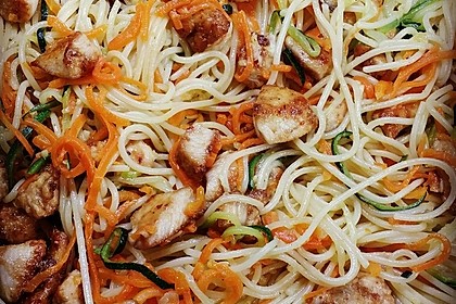 Chinesisch gebratene Nudeln mit Hühnchenfleisch, Ei und Gemüse 9