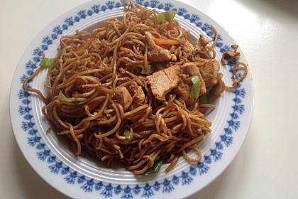 Chinesisch gebratene Nudeln mit Hühnchenfleisch, Ei und Gemüse 47