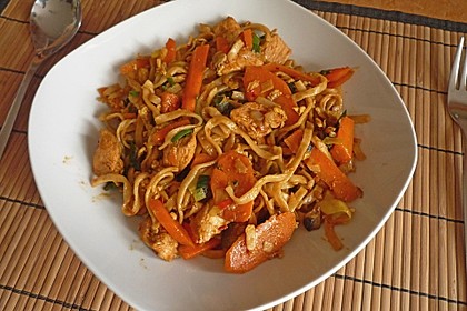 Chinesisch gebratene Nudeln mit Hühnchenfleisch, Ei und Gemüse 3