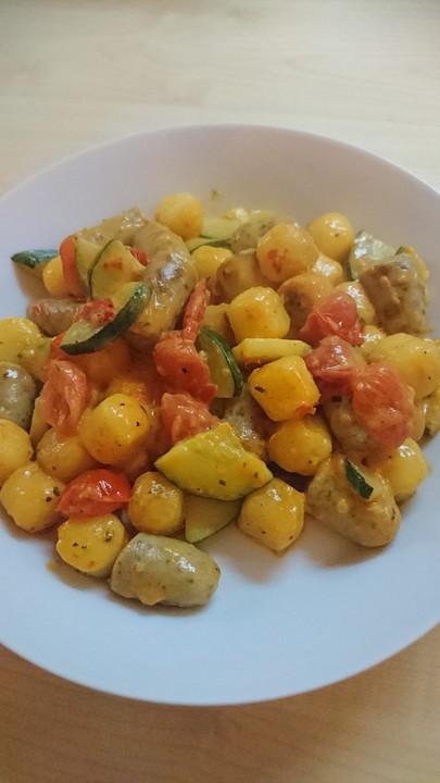 Gnocchi-Gemüsepfanne mit Würstchen von jennyle88 | Chefkoch.de