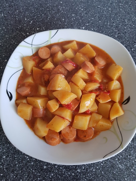 Kartoffelgulasch mit Wiener Würstchen von Nudili | Chefkoch.de