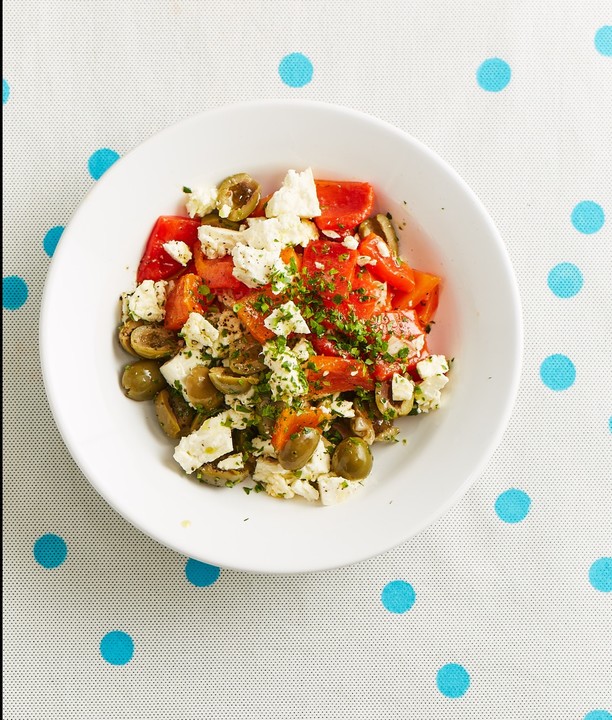 Paprika-Feta-Salat mit Knoblauch und Oliven von Silbernerstern ...