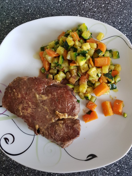 Rindersteak mit Senf-Kräuter-Auflage und Gemüse von küchen_zauber ...