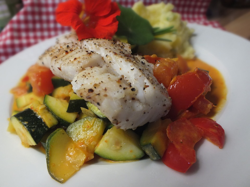 Seelachsfilet gebraten auf Zucchini-Tomaten-Paprika-Sauce von patty89 ...