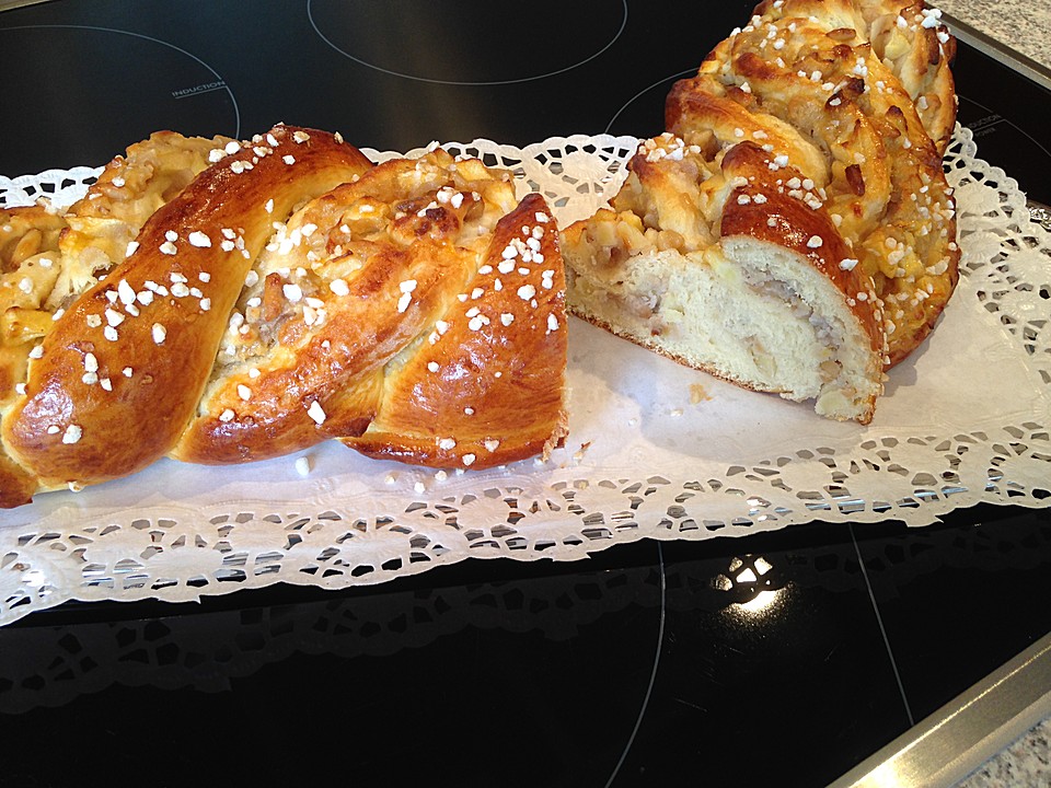 Marzipan-Apfel-Striezel mit Pinienkernen von deadmidnight | Chefkoch.de