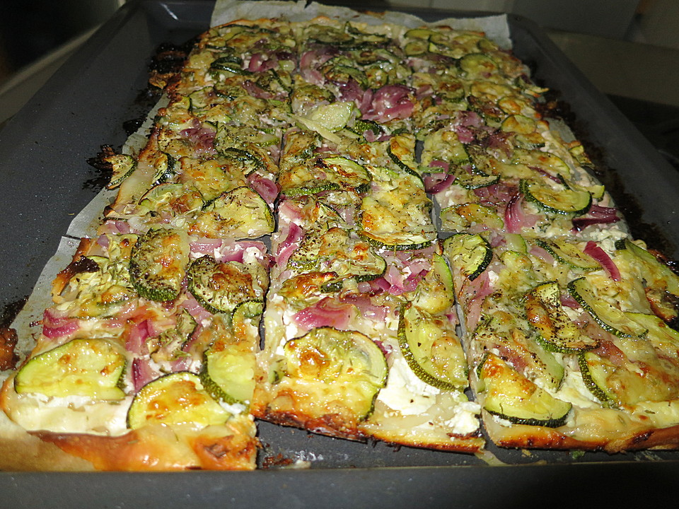 Flammkuchen mit roten Zwiebeln und Zucchini von Molina29 | Chefkoch.de