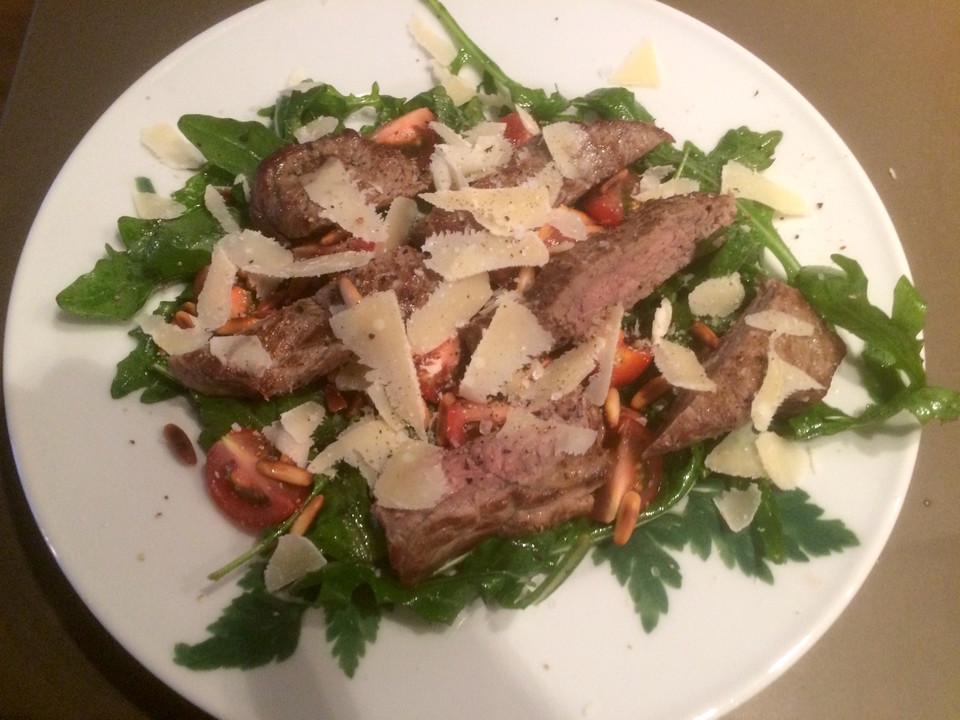 Tagliata di manzo auf Rucola mit Pinienkernen und Parmesan von ...