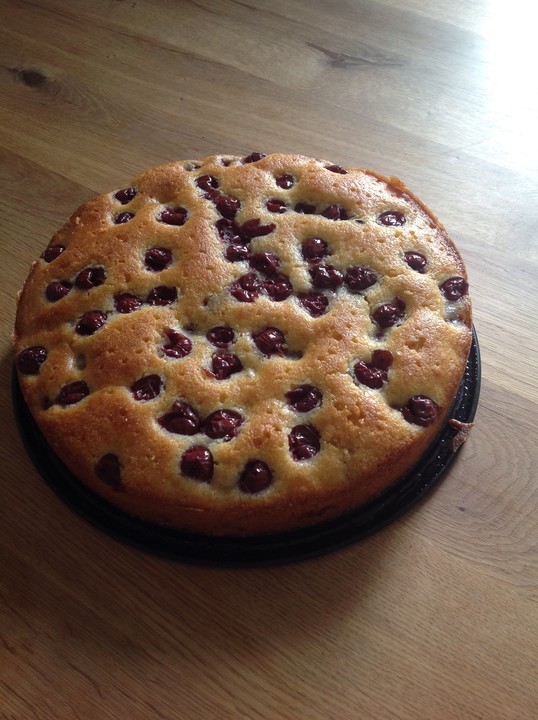 Türkischer Grießkuchen mit Sauerkirschen von CookBakery | Chefkoch.de