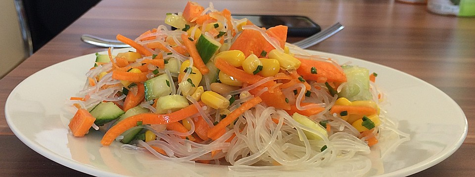 Glasnudel-Gemüse-Salat mit Pinienkernen an Zitronendressing von scheyni ...