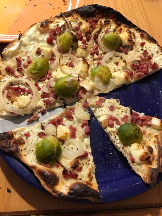 Rosenkohl-Flammkuchen mit Schinken, roten Zwiebeln und Schafskäse von ...