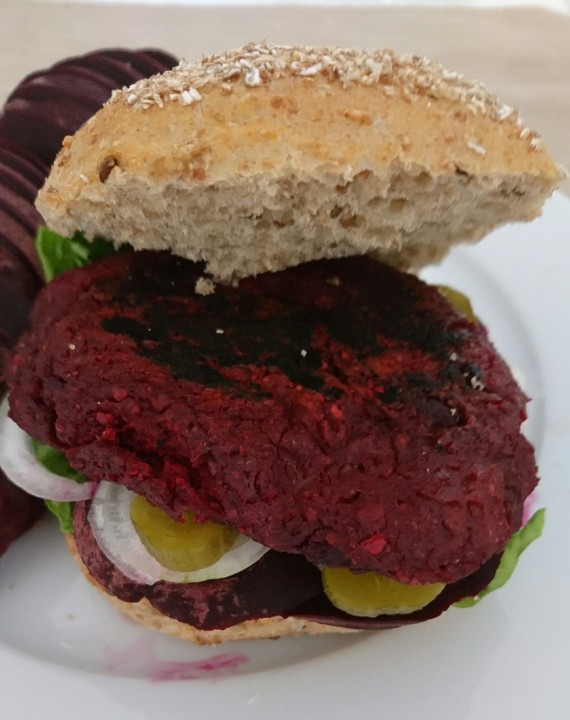 Seitan Burger mit roter Bete und Ofenkartoffeln von energybird