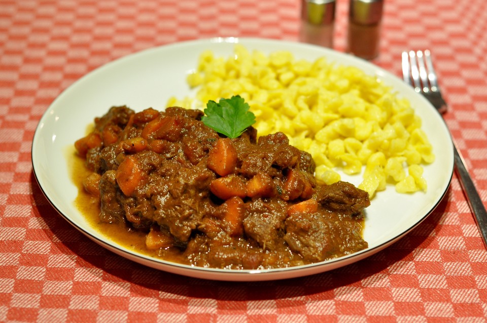 Rinder-Möhren Ragout mit Rotwein-Sahnesoße von curryspice | Chefkoch.de