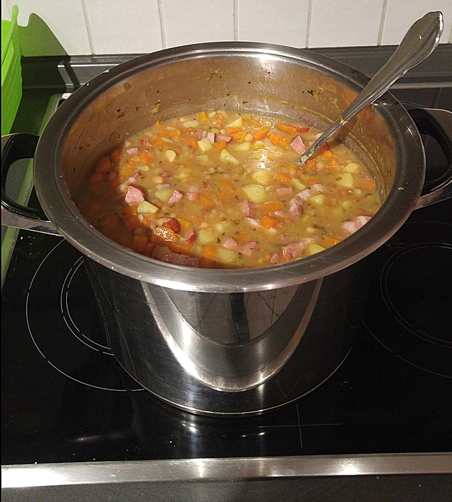 Eintopf mit Kartoffeln, Karotten und Worscht für die Großfamilie von