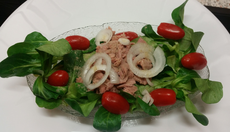 Feldsalat mit Thunfisch und Tomaten in Balsamico-Öl-Dressing von ...