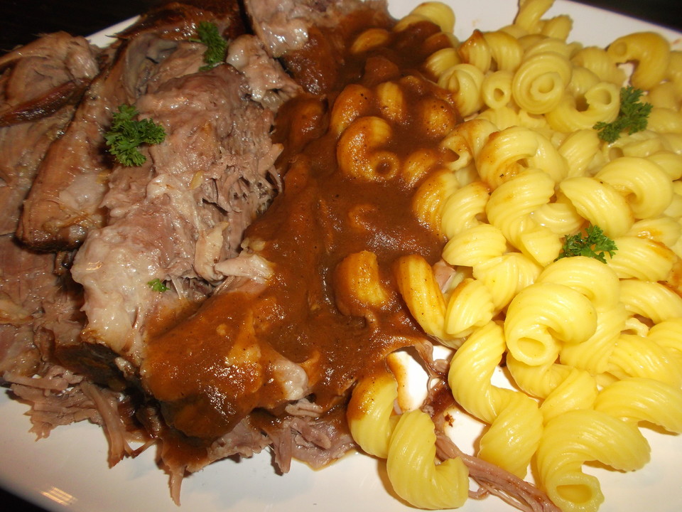 Schweinebraten in Champignon-Biersoße auf Spätzle von ChinaRalf ...