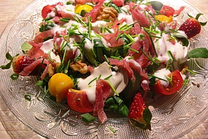 Feldsalat mit Cocktailtomaten, Erdbeeren, Weintrauben, Walnüssen und Balsamicodressing 2