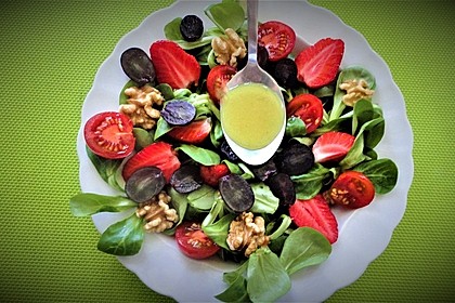 Feldsalat mit Cocktailtomaten, Erdbeeren, Weintrauben, Walnüssen und Balsamicodressing