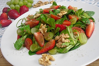 Feldsalat mit Cocktailtomaten, Erdbeeren, Weintrauben, Walnüssen und Balsamicodressing 3