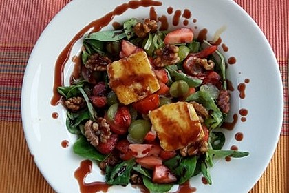 Feldsalat mit Cocktailtomaten, Erdbeeren, Weintrauben, Walnüssen und Balsamicodressing 6