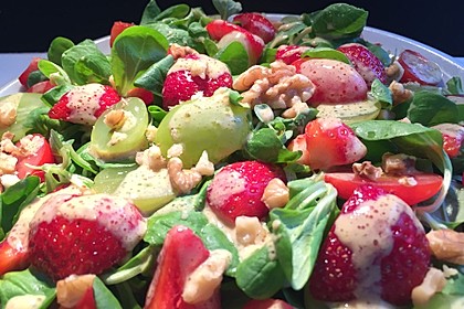 Feldsalat mit Cocktailtomaten, Erdbeeren, Weintrauben, Walnüssen und Balsamicodressing 1