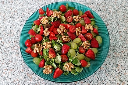 Feldsalat mit Cocktailtomaten, Erdbeeren, Weintrauben, Walnüssen und Balsamicodressing 4