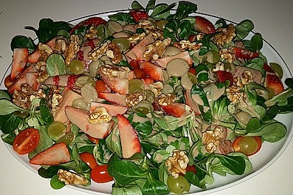 Feldsalat mit Cocktailtomaten, Erdbeeren, Weintrauben, Walnüssen und Balsamicodressing 5