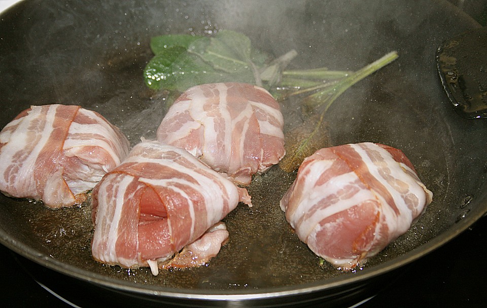Schweinefiletmedaillons mit Salbeibutter von Koelkast | Chefkoch.de