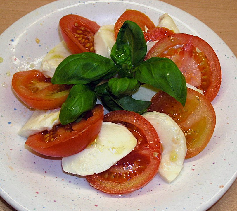 Putenschnitzel Italia mit klassischem Tomaten - Mozzarella - Salat von ...