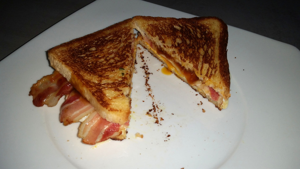 Grilled Cheese Sandwich mit Bacon und Spiegelei von Mietzekätzjen