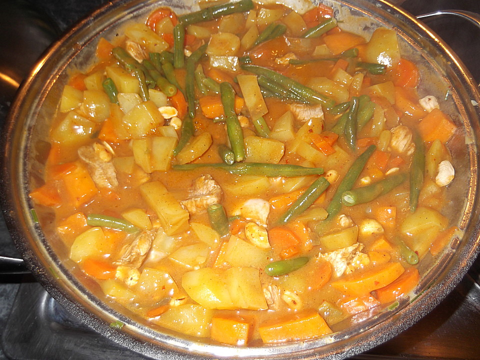 Indisches Curry mit Kartoffeln, Hähnchen und grünen Bohnen von kaljia ...