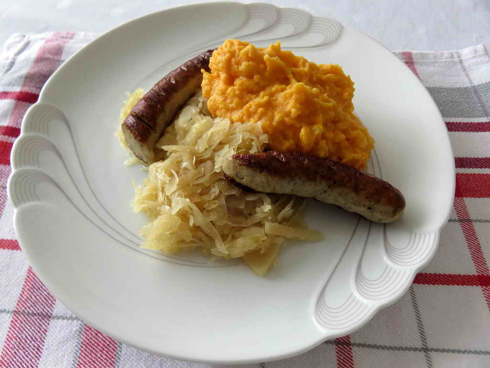 Frische Bratwurst mit Sauerkraut und Süßkartoffel-Püree von Preisfelder ...