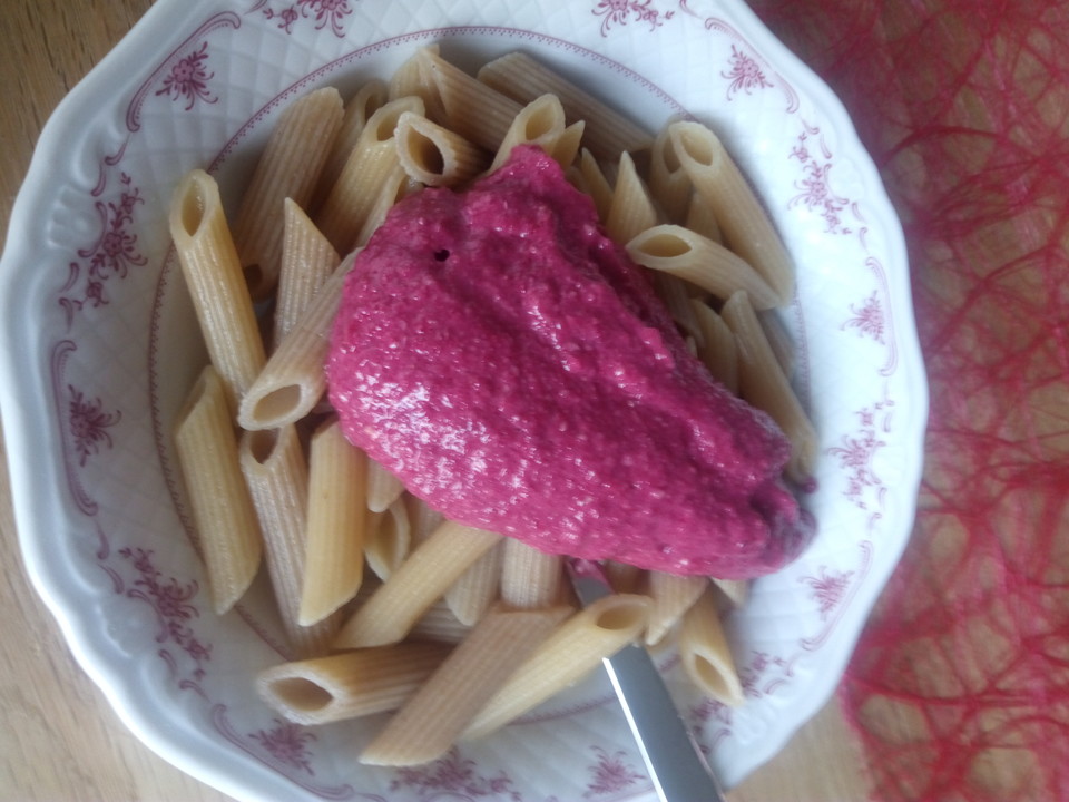 Rote Bete Pesto mit gerösteten Erdnüssen von Foodlikers | Chefkoch.de