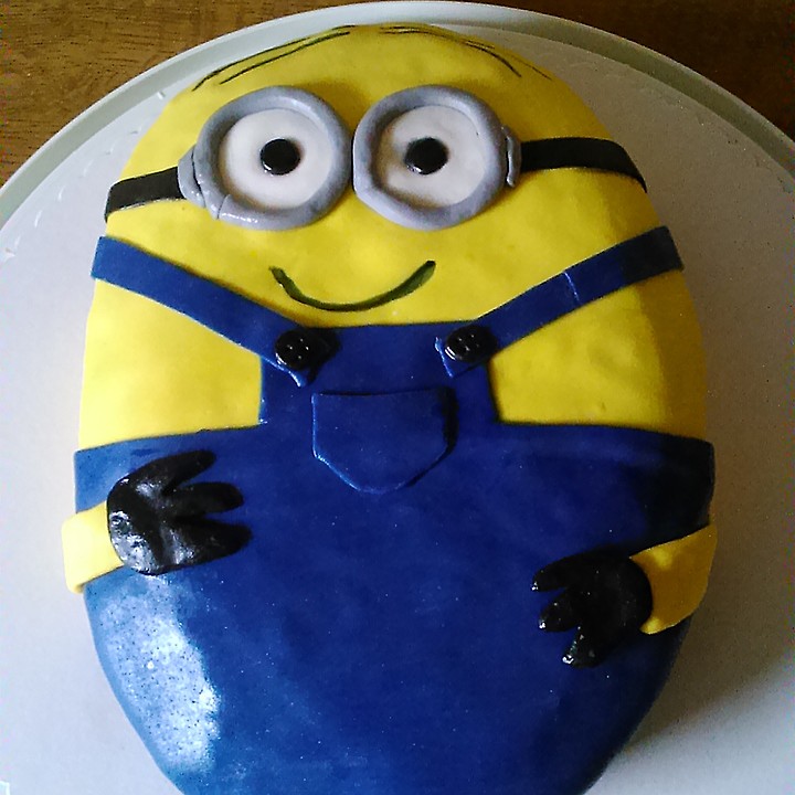 Minionstorte mit Kirschen und Nuss-Nougat-Creme-Füllung von ...