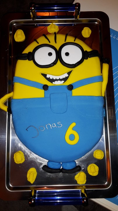 Minionstorte mit Kirschen und Nuss-Nougat-Creme-Füllung von ...