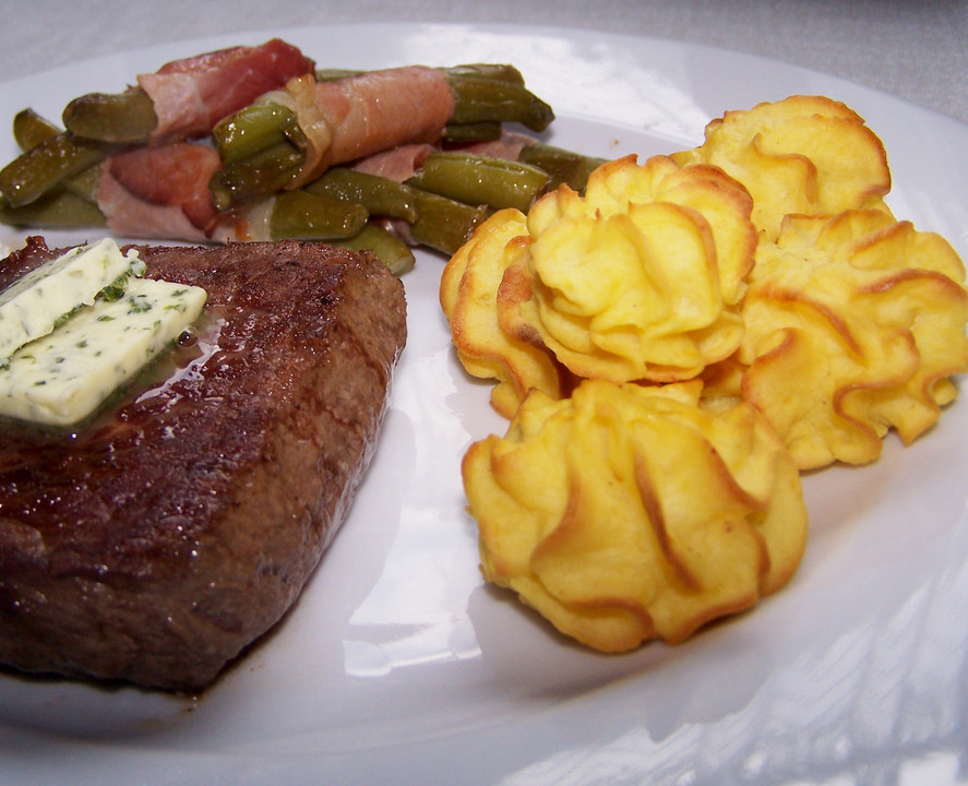 Prinzesskartoffeln und Kroketten, mit Spinatsalat und Alaska ...