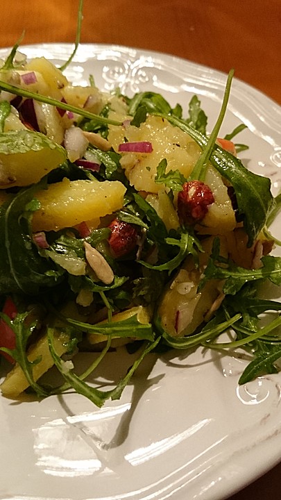 Mein Lieblings-Kartoffelsalat mit Rucola, Äpfeln und Kernen von ...