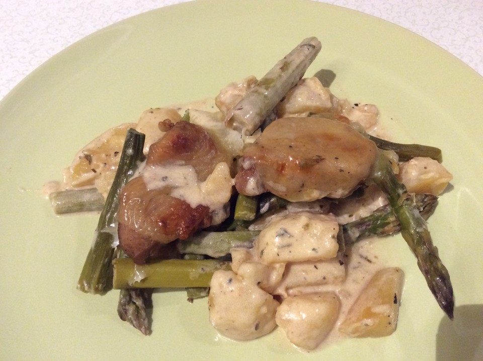 Schweinemedaillons auf Kartoffeln und grünem Spargel von jennyle88 ...