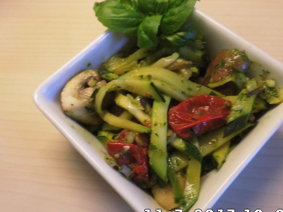 Zucchini-Pilz-Salat von Der_BioKoch | Chefkoch.de