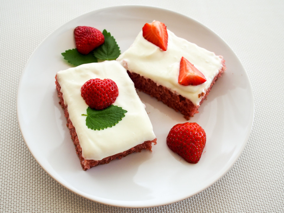 Erdbeer-Blechkuchen mit Cream Cheese Frosting von amerikanisch-kochenDE ...