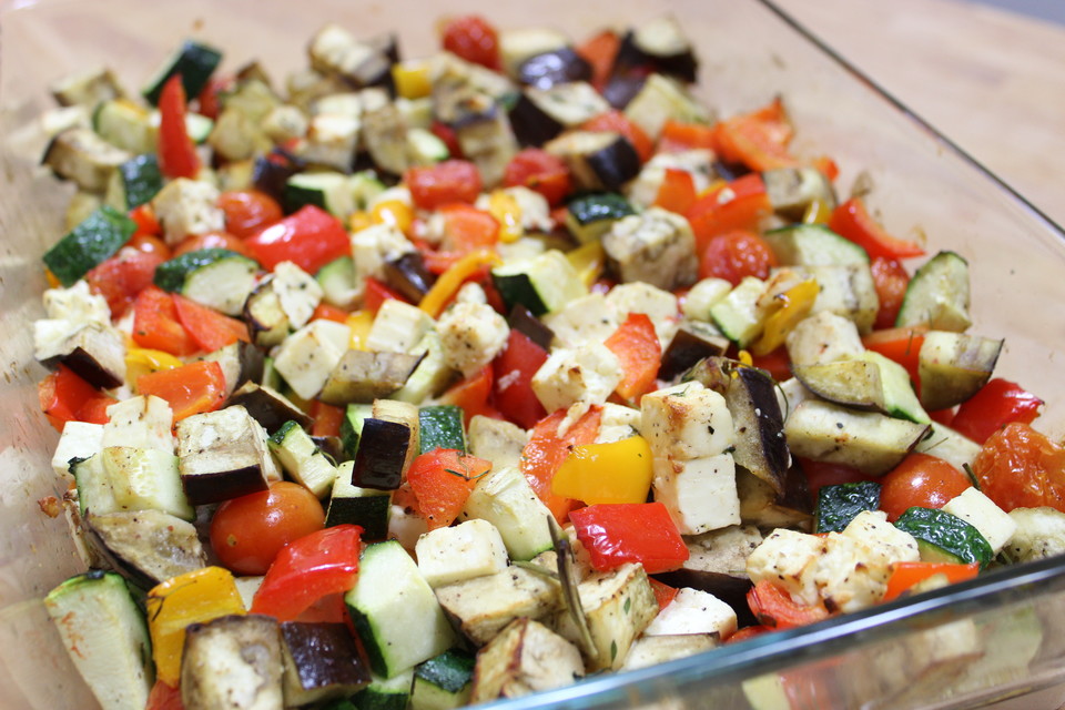 Mediterranes Ofengemüse mit Feta & frischen Kräutern von