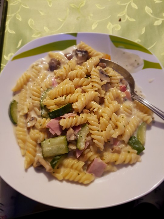 One Pot Pasta mit Zucchini & Champignons von kochkinoDE Chefkoch.de