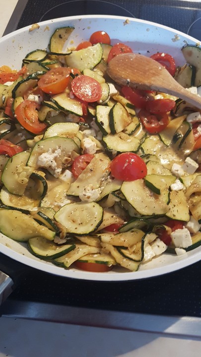 Leichte Zucchini-Tomaten-Pfanne mit Schafskäse von möhrchen11 | Chefkoch.de