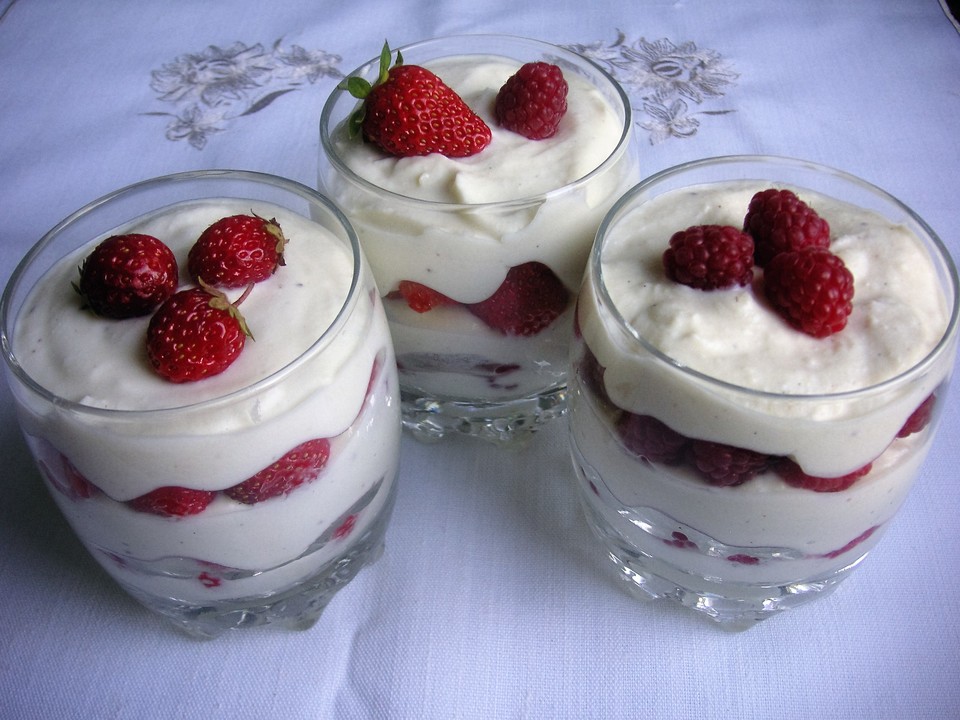 Ricotta-Schichtdessert mit Himbeeren und weißer Schokolade von koch ...