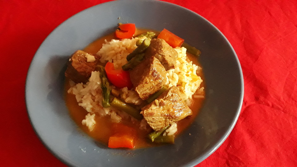 Thai Curry mit Rindfleisch, grünem Spargel und Paprika von Viniferia ...