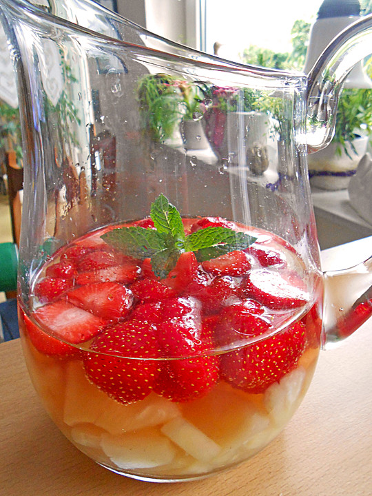 Ananas - Erdbeer - Bowle von inschallah | Chefkoch.de