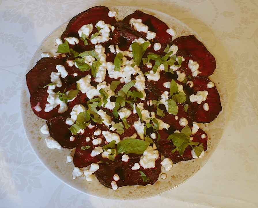 Rote Beete Carpaccio Auf Meerrettichschmand Mit Lachstatar Und ...