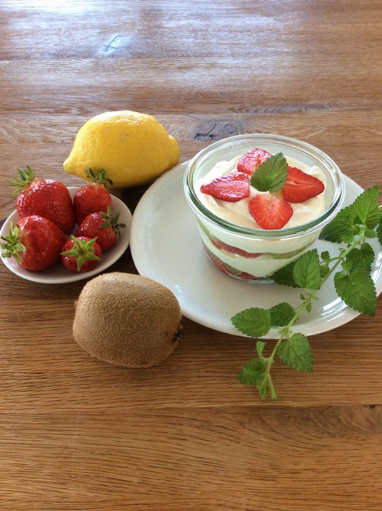 Erdbeer-Kiwi-Dessert mit Zitronenquark (Rezept mit Bild) | Chefkoch.de