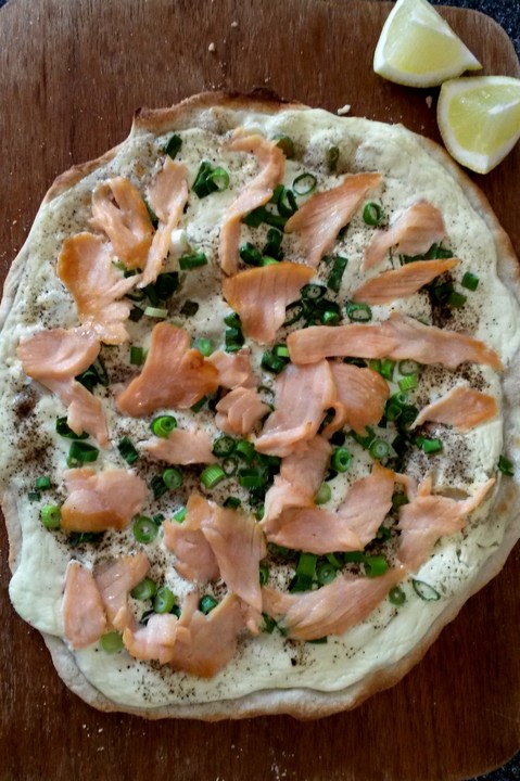 Flammkuchen mit Lachs vom Pizzastein von MyWillow | Chefkoch.de