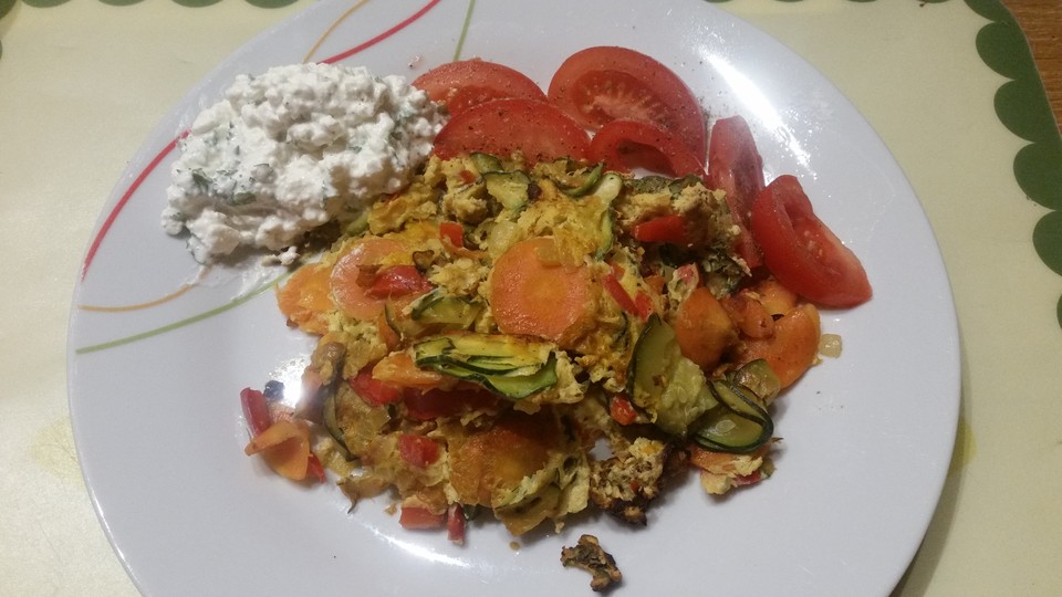 Zucchini-Paprika-Möhren-Frittata mit Hüttenkäse und Tomaten von ...