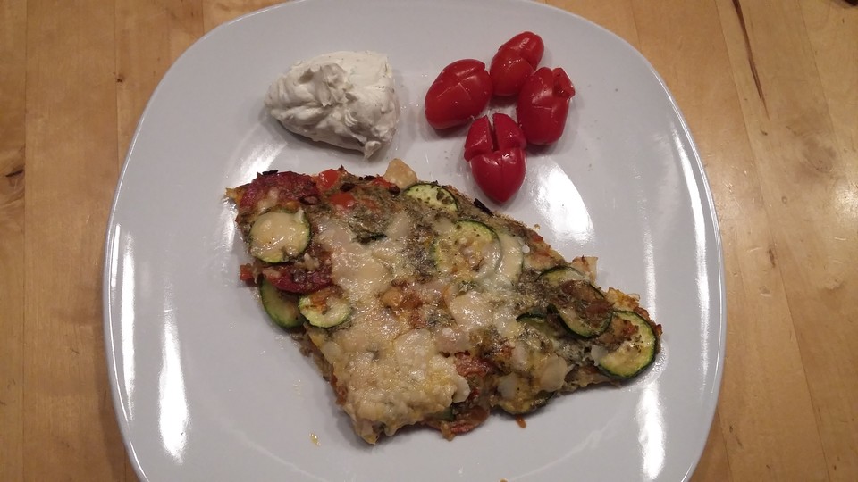 Zucchini-Paprika-Möhren-Frittata mit Hüttenkäse und Tomaten von ...
